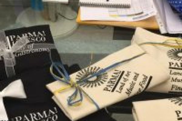 grembiuli-parma-unesco-p8zulqk7z4mee5jvs8hqbp8sxvwq00ndmwyadx0u60-130D9C863-D3C6-E464-644D-4DE95FE9BCBB.jpg